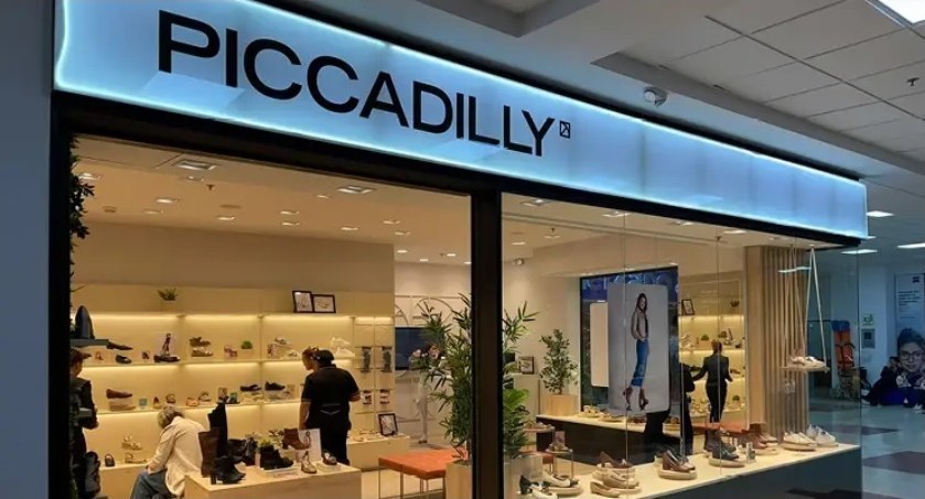 Prodejna Piccadilly v nákupním centru s prosvětleným logem